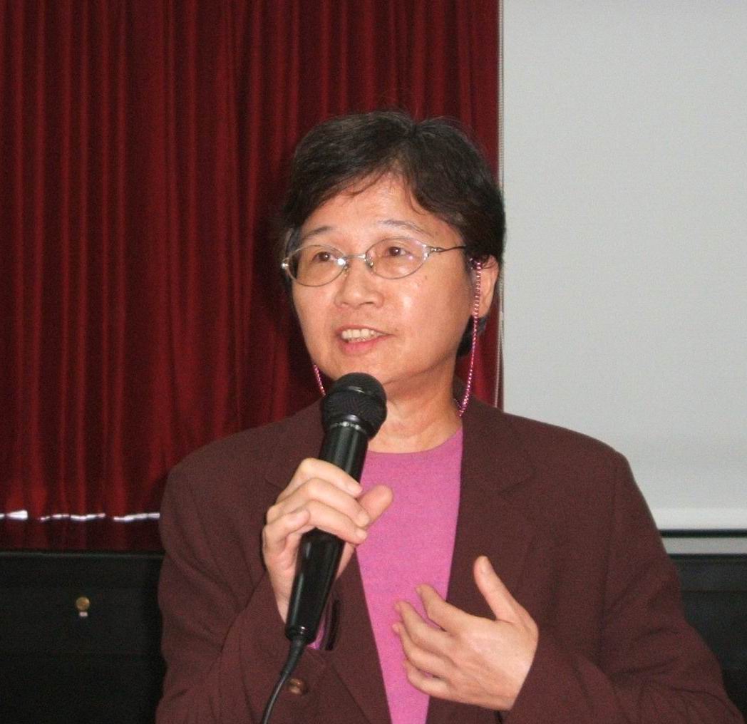 研討場合中持麥克風演講的講者